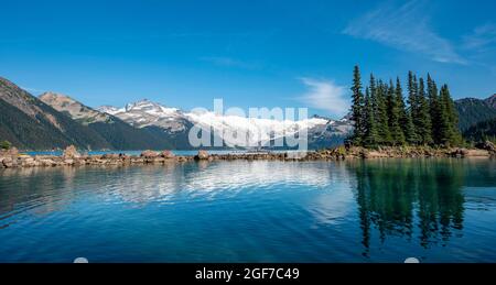 Lac Garibaldi, montagnes reflétées dans le lac glaciaire turquoise, la montagne de la Garde et le pic de déception, glacier derrière, Parc provincial Garibaldi, Britannique Banque D'Images