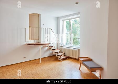 Escalier à l'angle du passage dans la chambre Berlin dans un ancien bâtiment avec parquet et rambarde Banque D'Images