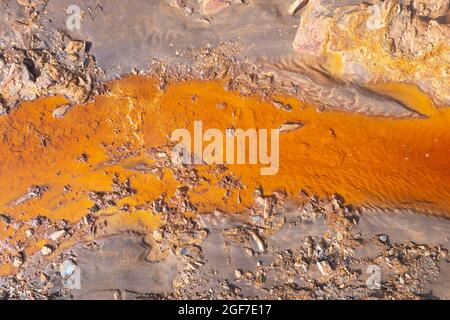 Rio Tinto, rivière Rouge, peu après sa source, détail avec des minéraux de fer oxydés dans l'eau, vue aérienne, tir de drone, province de Huelva, Andalousie Banque D'Images