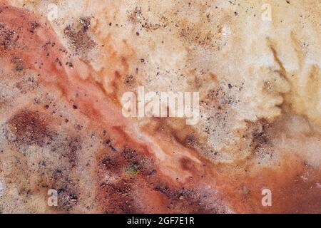 Sol extrêmement riche en minéraux dans la zone des mines de Rio Tinto, la couleur est causée par des minéraux de fer oxydés, vue aérienne, tir de drone, Huelva Banque D'Images