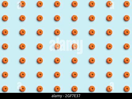 Halloween. Motif de citrouilles sans couture sur fond bleu. Banque D'Images