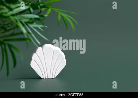 Podium blanc en gypse et feuilles de palmier sur fond vert foncé pastel pour la présentation des produits. Socle abstrait. Cosmétiques ou produits de beauté p Banque D'Images