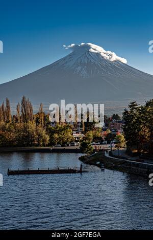 Mont Fuji à partir du lac Kawaguchiko, Minatsimuru, Yamanashi, Japon. Banque D'Images