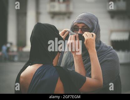 Napoli gli sta vicino, organizando un flash mob sur piazza plebiscito, indossano un velo, una sciarpa o un pareo Come fosse un burqa per denunciare Banque D'Images