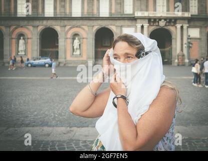 Napoli gli sta vicino, organizando un flash mob sur piazza plebiscito, indossano un velo, una sciarpa o un pareo Come fosse un burqa per denunciare Banque D'Images