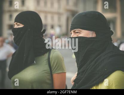 Napoli gli sta vicino, organizando un flash mob sur piazza plebiscito, indossano un velo, una sciarpa o un pareo Come fosse un burqa per denunciare Banque D'Images