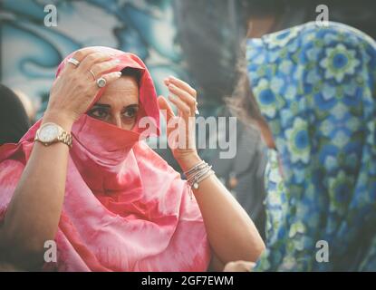 Napoli gli sta vicino, organizando un flash mob sur piazza plebiscito, indossano un velo, una sciarpa o un pareo Come fosse un burqa per denunciare Banque D'Images