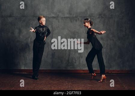 Jeune danseur homme et femme dansant la danse de samba dans la salle de bal Banque D'Images