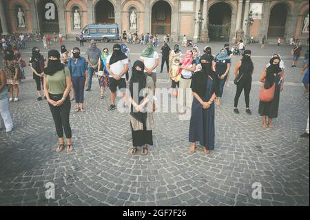 Napoli gli sta vicino, organizando un flash mob sur piazza plebiscito, indossano un velo, una sciarpa o un pareo Come fosse un burqa per denunciare Banque D'Images