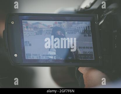 Napoli gli sta vicino, organizando un flash mob sur piazza plebiscito, indossano un velo, una sciarpa o un pareo Come fosse un burqa per denunciare Banque D'Images