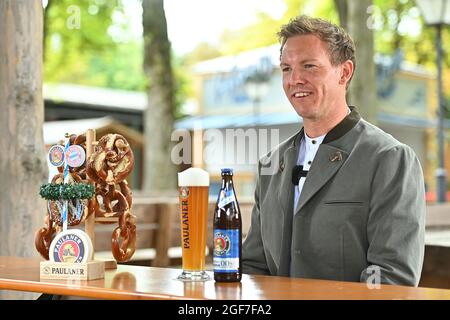 Munich, Allemagne. 23 août 2021. L'entraîneur Julian Nagelsmann est assis avec une bière au FC Bayern Munich Paulaner 'Lederhosen Shoot' à Paulaner am Nockherberg. Crédit : Lennart Preiss/dpa/Alay Live News Banque D'Images