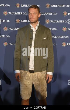 Munich, Allemagne. 23 août 2021. Le gardien de but Manuel Neuer pose au FC Bayern München Paulaner « Lederhosen Shooting » à Paulaner am Nockherberg. Crédit : Lennart Preiss/dpa/Alay Live News Banque D'Images