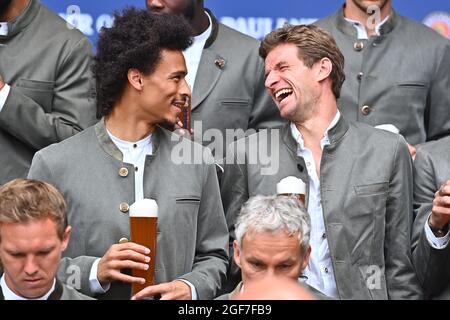 Munich, Allemagne. 23 août 2021. Leroy Sané (l) et Thomas Müller rient au FC Bayern München Paulaner 'Lederhosen Shoot' à Paulaner am Nockherberg. Crédit : Lennart Preiss/dpa/Alay Live News Banque D'Images