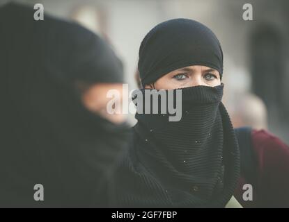 Napoli gli sta vicino, organizando un flash mob sur piazza plebiscito, indossano un velo, una sciarpa o un pareo Come fosse un burqa per denunciare Banque D'Images