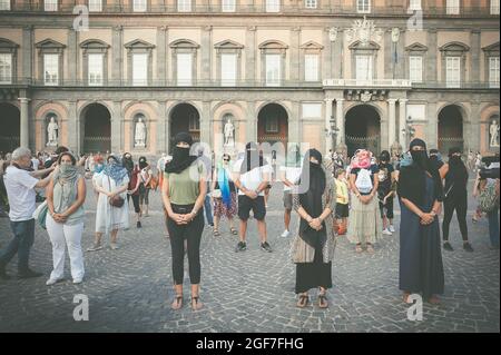 Napoli gli sta vicino, organizando un flash mob sur piazza plebiscito, indossano un velo, una sciarpa o un pareo Come fosse un burqa per denunciare Banque D'Images