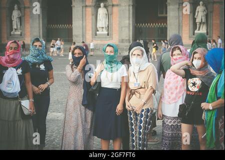 Napoli gli sta vicino, organizando un flash mob sur piazza plebiscito, indossano un velo, una sciarpa o un pareo Come fosse un burqa per denunciare Banque D'Images