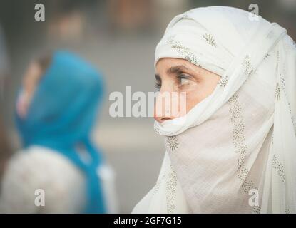 Napoli gli sta vicino, organizando un flash mob sur piazza plebiscito, indossano un velo, una sciarpa o un pareo Come fosse un burqa per denunciare Banque D'Images