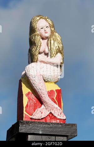 Mermaid, figure sculptée, peinte en couleur, sur un panneau de rue, liste sur Sylt, îles de la Frise du Nord, Schleswig-Holstein, Allemagne Banque D'Images