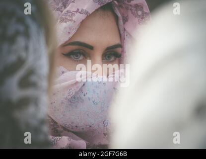 Napoli gli sta vicino, organizando un flash mob sur piazza plebiscito, indossano un velo, una sciarpa o un pareo Come fosse un burqa per denunciare Banque D'Images