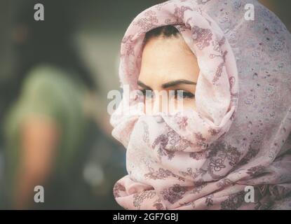 Napoli gli sta vicino, organizando un flash mob sur piazza plebiscito, indossano un velo, una sciarpa o un pareo Come fosse un burqa per denunciare Banque D'Images