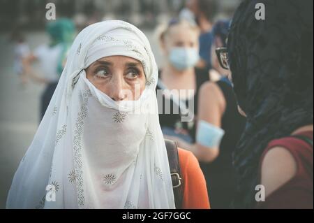 Napoli gli sta vicino, organizando un flash mob sur piazza plebiscito, indossano un velo, una sciarpa o un pareo Come fosse un burqa per denunciare Banque D'Images