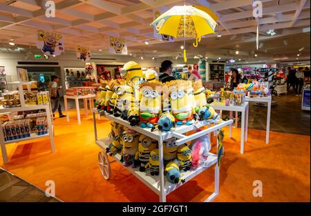 Jouets mous, présentation avec figurines de peluche Minions, rayon des jouets, grands magasins de luxe, Harrods, Londres, Angleterre, Grande-Bretagne Banque D'Images