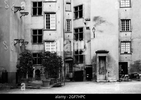 Façades noires et blanches de bâtiments autour de la vieille ville, Lyon, France. Banque D'Images