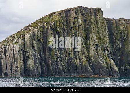 Les colonnes de basalte volcanique et de dolérite sur les falaises de Garbh Eilean dans les îles Shilantes. Banque D'Images