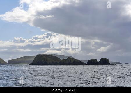 Galtachanan roque avec les Shiant Isles en arrière-plan. Banque D'Images