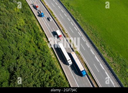 Tir de drone, circulation sur l'autoroute depuis le haut, Westoutobahn (A1) près de Mondsee, Salzkammergut, haute-Autriche, Autriche Banque D'Images