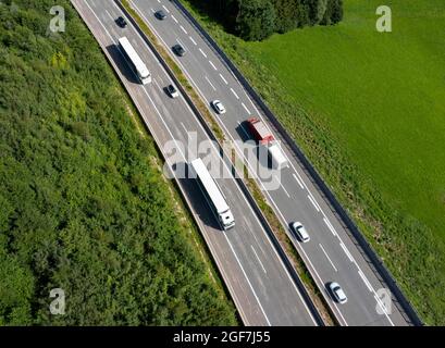 Tir de drone, circulation sur l'autoroute depuis le haut, Westoutobahn (A1) près de Mondsee, Salzkammergut, haute-Autriche, Autriche Banque D'Images