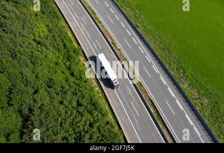 Tir de drone, camion sur l'autoroute d'en haut, Westoutobahn (A1) près de Mondsee, Salzkammergut, haute-Autriche, Autriche Banque D'Images