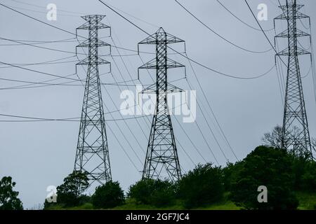 Pylônes électriques transportant les câbles électriques à travers le pays Banque D'Images