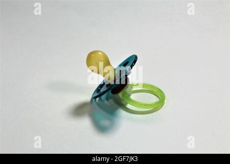 sucette pour bébé isolée sur blanc Banque D'Images