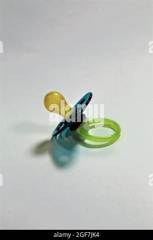 sucette pour bébé isolée sur blanc Banque D'Images