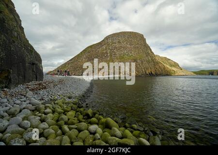 Isthme rocailleux joignant Garbh Eilean et Eileen an Taighe dans les Shiant Isles dans les Hébrides extérieures, en Écosse. Banque D'Images