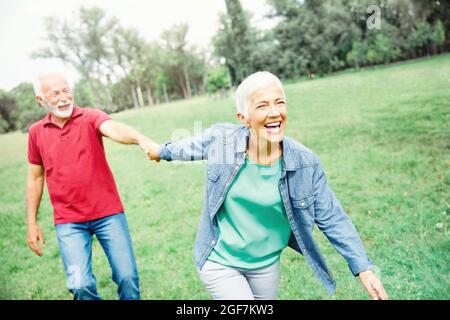 couple senior heureux vieux amour ensemble retraite style de vie souriant homme femme mature plaisir Banque D'Images