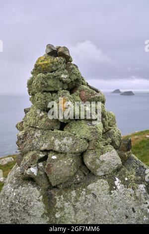 Un vieux lichen couvrait le cairn au sommet d'une colline sur les Shiant Isles dans les Hébrides extérieures, en Écosse. Banque D'Images