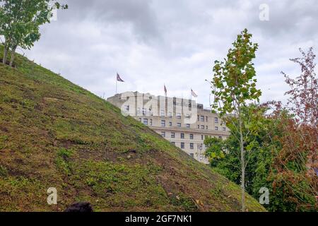 Marble Arch Mound - à mi-chemin des marches, où vous pouvez admirer les vues et les membres du public qui grimpent et réagissent au point de repère temporaire de la colline dans le West End de Londres Banque D'Images