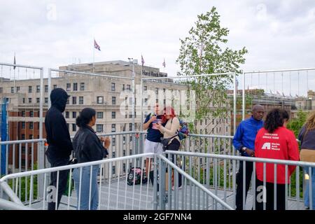 Marble Arch Mound - vue depuis le sommet de la colline des membres du public grimpant et réagissant au point de repère temporaire du West End de Londres Banque D'Images