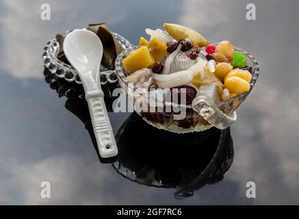 Le dessert sucré glacé traditionnel chinois est délicieux ici sont beaucoup de grains y compris les boules de patate douce, gelée de gazon, haricots rouges, ginkgo, boules de Taro, lot Banque D'Images