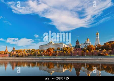 Moscou Russie, horizon de la ville au Palais du Kremlin et sur la rivière de Moscou avec saison des feuillages d'automne Banque D'Images