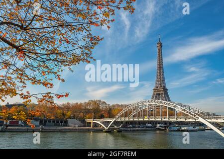 Paris France, vue sur la ville à la Tour Eiffel et passerelle Debilly sur la Seine avec saison des feuillages d'automne Banque D'Images