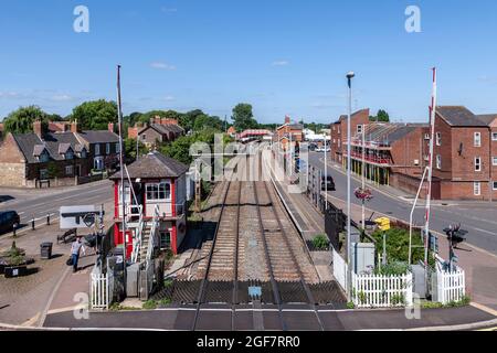 Gare d'Oakham le lundi après-midi, en regardant depuis le pont à pied au-dessus du croisement. Rutland, Leicestershire, Angleterre, Royaume-Uni. Banque D'Images