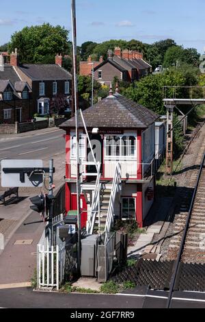 Gare d'Oakham le lundi après-midi, en regardant depuis le pont à pied au-dessus du croisement. Rutland, Leicestershire, Angleterre, Royaume-Uni. Banque D'Images