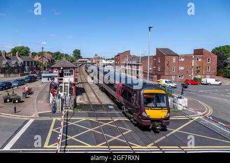 Train sortant de la gare d'Oakham le lundi après-midi, en regardant depuis le pont à pied au-dessus du croisement. Rutland, Leicestershire, Angleterre, Royaume-Uni. Banque D'Images