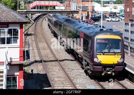 Train sortant de la gare d'Oakham le lundi après-midi, en regardant depuis le pont à pied au-dessus du croisement. Rutland, Leicestershire, Angleterre, Royaume-Uni. Banque D'Images