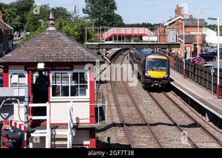 Train sortant de la gare d'Oakham le lundi après-midi, en regardant depuis le pont à pied au-dessus du croisement. Rutland, Leicestershire, Angleterre, Royaume-Uni. Banque D'Images