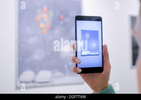 Femme utilisant un smartphone avec application AR - concept d'art contemporain Banque D'Images