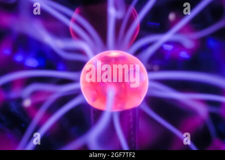 Boule de plasma avec de nombreux rayons d'énergie à l'intérieur - gros plan Banque D'Images